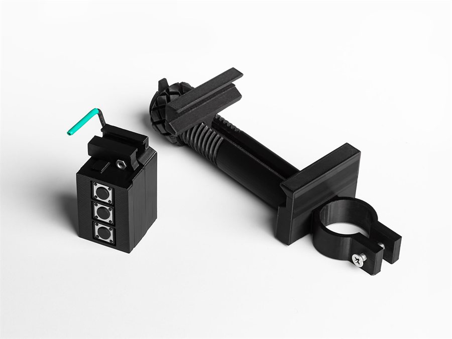 The ORiQ ring mount clamped around a cylindrical barrel extension.
